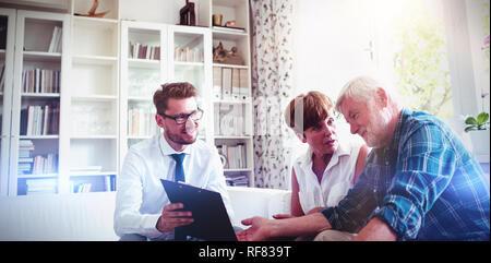 Älteres paar planen ihre Investitionen mit Finanzberater Stockfoto