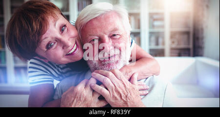 Ältere Frau umarmen Mann zu Hause Stockfoto