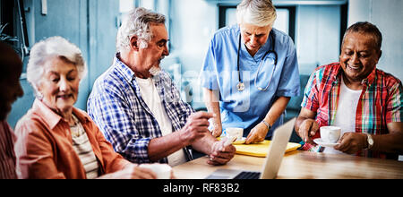 Healthcare Arbeiter Kaffee zu älteren Menschen Stockfoto