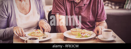 Älteres Paar, die dem gemeinsamen Mittagessen Stockfoto