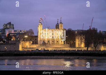 Tower von London in der Abenddämmerung, Vereinigtes Königreich Großbritannien, Europa | Tower von London in der Dämmerung, London, Vereinigtes Königreich Britai Stockfoto