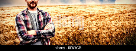 Porträt von Bauer stand mit verschränkten im Feld Stockfoto