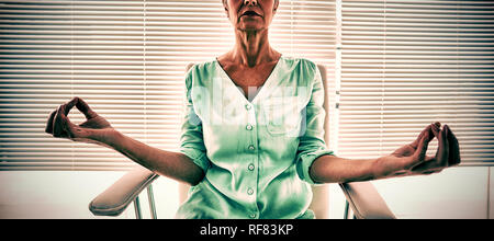 Ältere Frau beim yoga Stockfoto