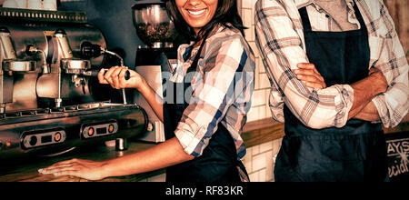 Porträt von zwei Kellner mit einer Kaffeemaschine Stockfoto