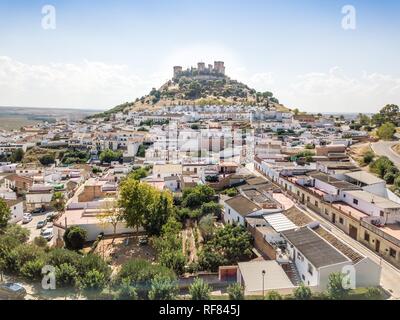 Drone Bild von Schloss von Almodovar del Rio, Cordoba, Andalusien, Spanien Stockfoto