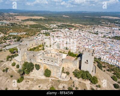 Drone Bild von Schloss von Almodovar del Rio, Cordoba, Andalusien, Spanien Stockfoto