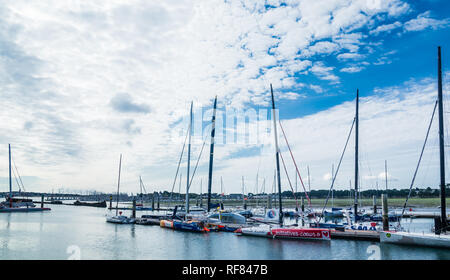 Boote angedockt an der Marina von Keroman-La Base, Lorient, Bretagne, Frankreich. Stockfoto