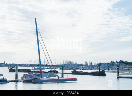 Boote angedockt an der Marina von Keroman-La Base. Auf dem Hintergrund-Le Crapaud und der Regensburger Wrack. Lorient, Bretagne, Frankreich. Stockfoto