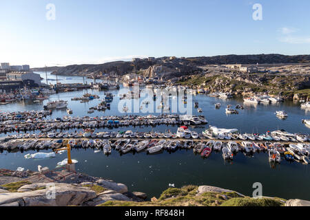 Fischerboote in den Hafen von Ilulissat, Grönland Stockfoto