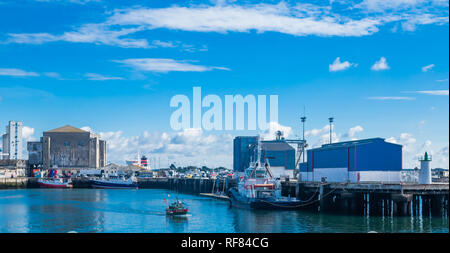 Boote angedockt an der Marina von Keroman-La Base, Lorient, Bretagne, Frankreich. Horizontale Ansicht. Stockfoto