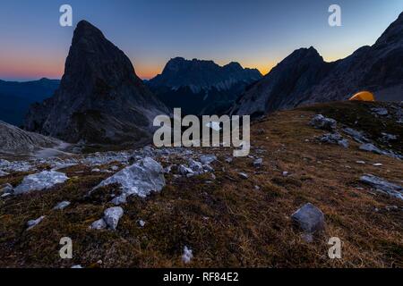 Höhepunkt der Sonnenspitze mit Zelt und Zugspitze im Hintergrund an der blauen Stunde, Ehrwald, Außerfern, Tirol, Österreich Stockfoto