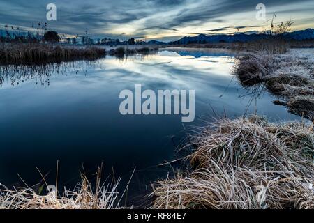 Wasser Oberfläche der Ach mit Reflexion und dramatische Himmel, Uffing, Staffelsee, Oberbayern, Deutschland Stockfoto