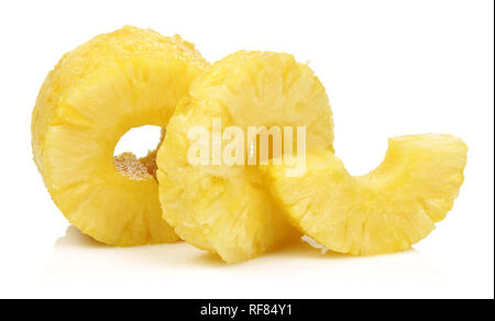 In Scheiben geschnittene reife Ananas Obst auf weißem Hintergrund Stockfoto