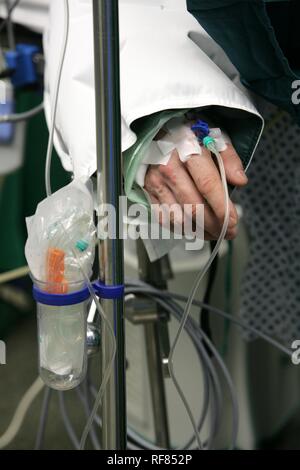 Patienten während der Operation, Infusion, Anästhesie, Deutschland Stockfoto