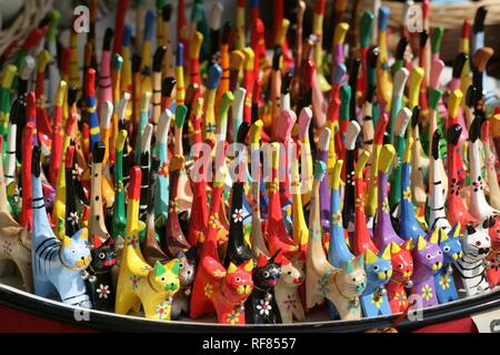 TUR Türkei Side Türkische Riviera. Holz- Katzen Souvenirs Stockfoto