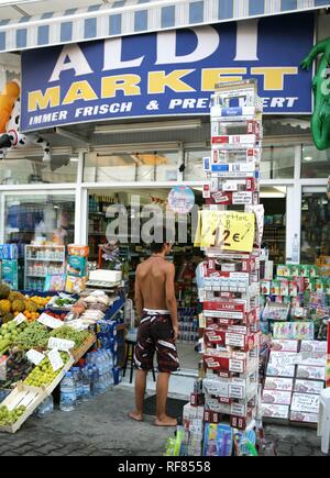 TUR Türkei Side Türkische Riviera. Shop in der Altstadt mit billigen Zigaretten Stockfoto