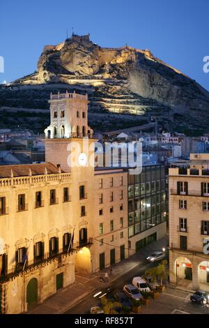 Spanien, Alicante: Altstadt, Rathaus, Anyuntamiento und Monte Benacantil Hill Stockfoto