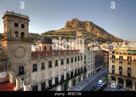 Spanien, Alicante: Altstadt, Rathaus, Anyuntamiento und Monte Benacantil Hill Stockfoto