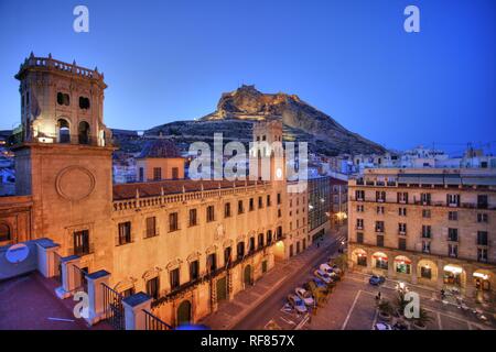 Spanien, Alicante: Altstadt, Rathaus, Anyuntamiento und Monte Benacantil Hill Stockfoto