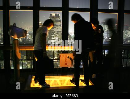 Blick vom Tokyo Tower, Daimon und Shiba Bezirk bei Nacht, Tokio, Japan, Asien Stockfoto