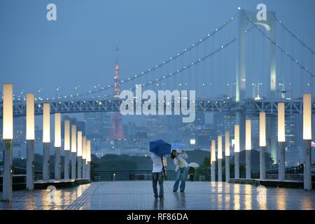 Blick von Odaiba in der Bucht mit Regenbogenbrücke zum Festland Odaiba ist eine künstliche Insel in der Bucht verbunden mit dem Festland durch Stockfoto