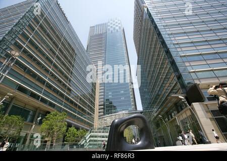 Skulptur Form des Verstandes durch Kan Yasuda, Tokyo Midtown Komplex mit der Tokyo Midtown Tower von den Architekten Tadao Ando und Jun Stockfoto