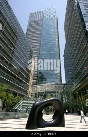 Skulptur Form des Verstandes durch Kan Yasuda, Tokyo Midtown Komplex mit der Tokyo Midtown Tower von den Architekten Tadao Ando und Jun Stockfoto