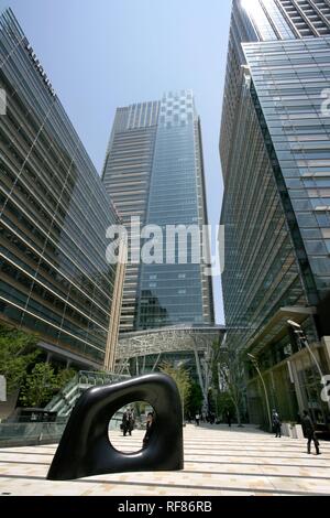 Skulptur Form des Verstandes durch Kan Yasuda, Tokyo Midtown Komplex mit der Tokyo Midtown Tower von den Architekten Tadao Ando und Jun Stockfoto