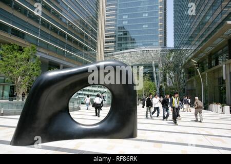 Skulptur Form des Verstandes durch Kan Yasuda, Tokyo Midtown Komplex mit der Tokyo Midtown Tower von den Architekten Tadao Ando und Jun Stockfoto