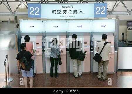 Haneda Airport. Terminal 2 Abflug- und Check-in Halle. Ticketing Maschinen, Tokio, Japan, Asien Stockfoto