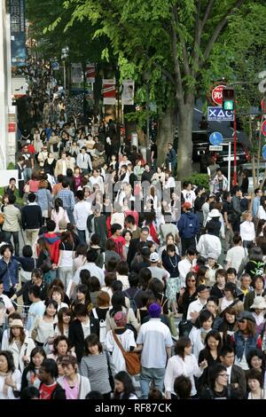 Fußgänger auf einem Bürgersteig, Omotesando, Harajuku, Tokio, Japan, Asien Stockfoto