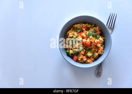 Healhty vegan Schüssel mit Quinoa, Kürbis, Paprika und Karotte auf grau Holz- Hintergrund. Selektiver Fokus Stockfoto