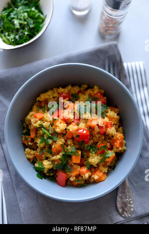 Healhty vegan Schüssel mit Quinoa, Kürbis, Paprika und Karotte auf grau Holz- Hintergrund. Selektiver Fokus Stockfoto