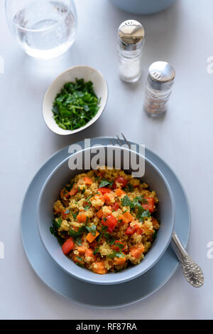 Healhty vegan Schüssel mit Quinoa, Kürbis, Paprika und Karotte auf grau Holz- Hintergrund. Selektiver Fokus Stockfoto