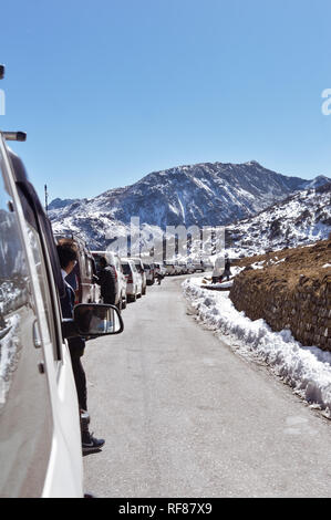 Stau auf der Autobahn und Verstopfung durch Tsomgo See zu Schneefall. Touristische Fahrzeuge aufgereiht in Schritt Hill Region des Himalaya Mountain Valley zu klettern. Stockfoto