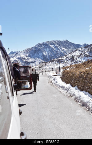 Stau auf der Autobahn und Verstopfung durch Tsomgo See zu Schneefall. Touristische Fahrzeuge aufgereiht in Schritt Hill Region des Himalaya Mountain Valley zu klettern. Stockfoto