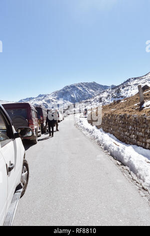 Stau auf der Autobahn und Verstopfung durch Tsomgo See zu Schneefall. Touristische Fahrzeuge aufgereiht in Schritt Hill Region des Himalaya Mountain Valley zu klettern. Stockfoto