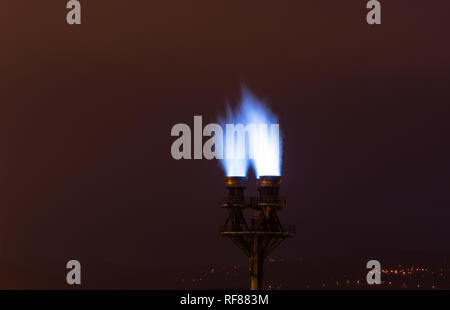 Brennen blue fire Flamme auf ein Rohr. Stockfoto