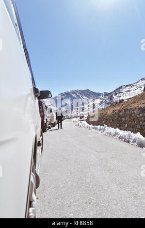 Stau auf der Autobahn und Verstopfung durch Tsomgo See zu Schneefall. Touristische Fahrzeuge aufgereiht in Schritt Hill Region des Himalaya Mountain Valley zu klettern. Stockfoto