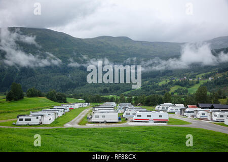 Camper Trailer und Kabinen im Holiday Park in Norwegen Skandinavien mit Blick auf Gebirge. Stockfoto