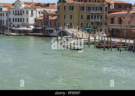Venedig, Italien - 14.8.2017 Boote in der Nähe von Häusern auf dem Wasser in Venedig, in einem schönen Sommertag in Italien Stockfoto