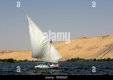 Felucca, traditionellen Segelboot auf dem Nil, in der Nähe von Aswan, Ägypten, Afrika Stockfoto