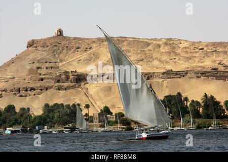 Felucca, traditionelle Segelboote auf dem Nil, in der Nähe von Aswan, Ägypten, Afrika Stockfoto