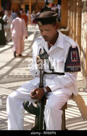 Tourist Police Officer, Tal der Könige, Luxor, Ägypten, Afrika Stockfoto