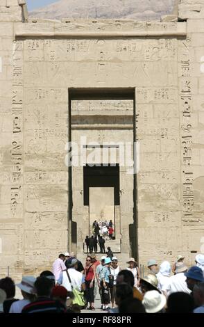 Medinet Habu, Totentempel von Ramses III., West Theben, Luxor, Ägypten, Afrika Stockfoto