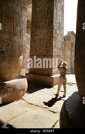 Touristische, Medinet Habu, Totentempel von Ramses III., West Theben, Luxor, Ägypten, Afrika Stockfoto