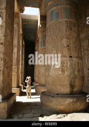 Touristische, Medinet Habu, Totentempel von Ramses III., West Theben, Luxor, Ägypten, Afrika Stockfoto