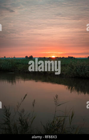 Rustikal und bunten Sonnenuntergang über der holländischen Landschaft. Auf einen Herbst Tag fotografiert, in der Gegend zwischen Gouda und Leiden, Holland. Stockfoto