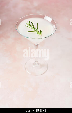 Im Sommer trinken. Erfrischende Sommer alkoholfreien Cocktail mit Rosmarin oder Sekt Gin und Limonade auf rosa Hintergrund. Ansicht von oben. Kopieren Sie Platz für Text. Sele Stockfoto