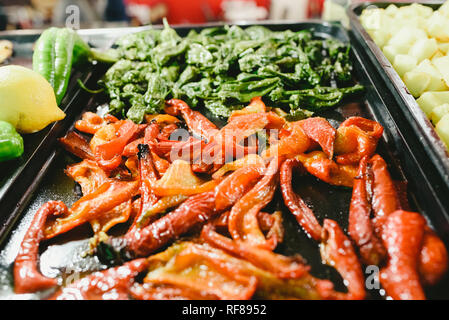 Gebratene grüne Paprika, typisch mediterrane Gerichte. Stockfoto